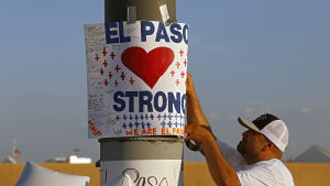 "Nätradikalisering" kallar polisen i Texas det dåd som skedde i El Paso nyligen. Masskjutningen utreds som terrorbrott. Plakat i El Paso efter masskjutningen 3.7.2019