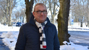 Hangös stadsdirektör Denis Strandell inväntar myndigheternas utredningar innan staden tar ställning till framtiden för Poker Run. Man utomhus