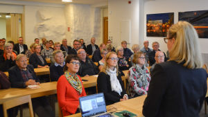 Stor uppslutning på Östersjökväll i Borgå. Elina Antila som är vd för Borgå vatten berättar om Hermansö reningsverk. folk lyssnar uppmärksamt på ett föredrag