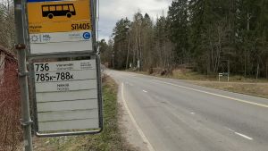 Myggvägen i Myras fick nyligen ny beläggning. I Myraskilen är det privata sandvägar som gäller. En busshållplats.