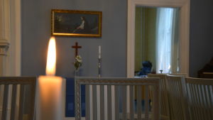 Prästgården i Solf är församlingens arbetsplats. Ett ljus är tänt i salongen i prästgården i Solf.
