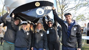 Under valborg i Vårdbergsparken i Åbo var flera glada Ylemedarbetare på plats: från vänster Amanda Vikman, Annika Holmbom, Lina Frisk, Nina Bergman, Marie Söderman, Kerstin Häggblom och Daniel Olin. Sju glada Ylemedarbetare står under en jättelik studentmössa under valborgsfirandet i Vårdbergsparken i Åbo.