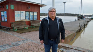 Immo Toivari hade sett bilder på hur vattnet hade stigit under natten och besökte på grund av det själv Skeppsbron på tisdagsmorgonen. En medelålders man står framför en lång brygga och ett rött skjul vid Skeppsbron i Lovisa.