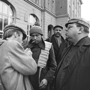 Tunnistamattomia näyttelijöitä ja ohjaaja Matti Tapio työssä tv-draamassa Lennu (1967).