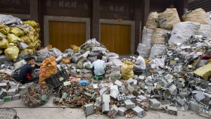 Gästarbetare plockar isär importerad elskrot i Guangdongprovinsen i Kina Gästarbetare plockar importerad elskrot i bitar i Guangdong provinsen i Kina