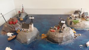 Hur kunde man locka fler läkare och vårdare till skärgården? Miniatyrmodell av huvudöarna i de fem gamla kommunerna i Pargas (Väståboland).