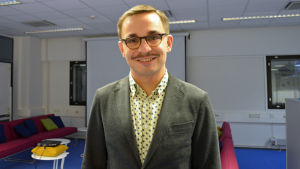 Ungdomsdirektören Tommi Laitio ser stora möjligheter i att skapa ett kulturcentrum i Södervik. Ungdomsdirektören Tommi Laitio är oroad över segregerigen bland unga.