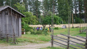 Korteniemi skogvaktargård har bevarats nästan oförändrad i över hundra år. En grupp mänskor på gården vid Korteniemi skogsvaktargård.