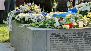 I dag är det 26 år sedan Estoniakatastrofen. Bilden är tagen vid minnesceremonin i fjol. Blommor och ljus på minnesmärket Bruten linje på 25-årsdagen av Estoniakatastrofen.