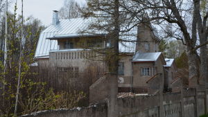Besökare kan följa med fönsterrenovering i Nordströmska huset. Stort stenhus i Lovisa.