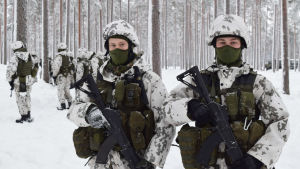 Rekryt Grönroos och rekryt Heinonen gör sig beredda för en natt i skogen. Rekryterna Oskar Grönroos och John Heinonen på övning i Galoppskogen i Raseborg.