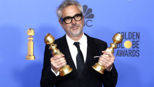 Två Golden Globe-pris kan få sällskap av 10 Oscarstatyetter. Alfonso Cuarón poserar med sina två Golden Globe-pris.