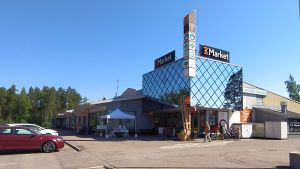 Pyttis centrum "Siltis" har aptek, butiker, restaurang och frisör. Butiksbyggnad med stort glasverk, parkeringsplats.