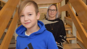 Milton Lahtinen skulle egentligen födas den 26 december 2008, men Jenny Theqvist-Lahtinens graviditet drog ut på tiden. Det ledde till att Milton föddes först i början av januari 2009 och blev Raseborgs första invånare som föddes i den nya staden. En tioårig pojke och en kvinna (hans mamma) sitter på olika trappsteg i en trappa inomhus.