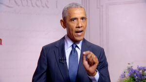 På stridsfot. Barack Obama gick till hårt angrepp mot president Donald Trump i sitt tal på Demokraternas partikonvent. Barack Obama gestikulerar under ett tal