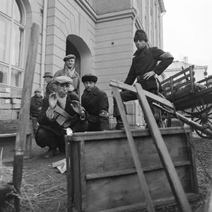 Tunnistamattomia näyttelijöitä tv-draamassa Lennu (1967).