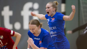 Linnea Aula och de övriga Dickenspelarna vill avsluta säsongen som finländska mästare. Dickens Linnea Aula och Jessica Gammals firar ett mål under den tredje handbolsfinalen våren 2019.