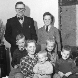 Ailin perheeseen kuuluivat aviomies Reino ja viisi poikaa. Aili Mäkelä perheineen 1950-luvun alussa.