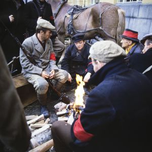 Tunnistamattomia näyttelijöitä, keskellä Raimo Mikkola tv-draamassa Lennu (1967).