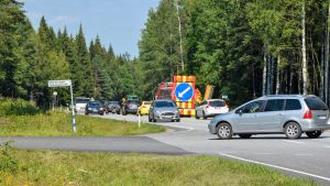 Det finns många korsningar med farliga vänstersvängar på stamväg 51 och riksväg 25. Sommartrafik på stamväg 51 mellan Karis och Ekenäs.