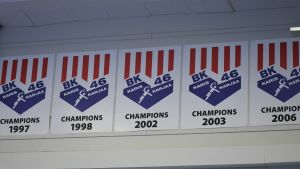 BK-46 har vunnit 20 FM-guld på herrsidan, det senaste år 2006. Mästerskapsvimplarna pryder hallen i Karis.