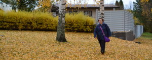 En daglig promenad gör susen. Riikka Laine promenerar i parken bland orange höstlöv.
