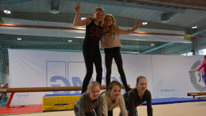 Melina Makkula, Line Blomqvist, Ida Futtari, Lana Asplund och Janina Segerström gillar gymnastik. Flickor står i pyramid under gymnastiklektion.