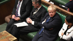 Johnson och hans ministrar slipper i framtiden söka stöd för förhandlingslinjen med EU i parlamentet, eller ens informera de folkvalda om dispyter med unionen. Boris Johnson istuu kädet puuskassa parlamentissa.