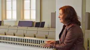 Soile Haverinen har en vacker arbetsplats. Soili Haverinen ser ut över kyrkan från kyrkläktaren