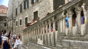 Turister fyller gränderna mellan ringmurens olika väggar i Dubrovniks Gamla stad.