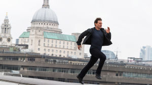 När det är riktigt bråttom springer Ethan Hunt på taken. Ethan Hunt (Tom Cruise) springer på ett hustak.