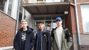 Roland Berntzen, Henrik Salin och Nico Voutilainen utanför Strömborgska skolan i Borgå. Roland Berntzen, Henrik Salin och Nico Voutilainen utanför Strömborgska skolan i Borgå.