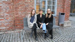 Wilenius, Nummenmaa och Walldén ser själva framemot att delta i föreläsningarna för att lära sig mera om klimatförändringen. Ellen Wilenius, Julia Nummenmaa och Catharina Walldén sitter på en bänk utanför Arken