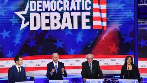 Pete Buttigieg, Joseph Biden, Bernie Sanders och Kamala Harris dominerade debatten. Tre män och en kvinna står på rad och debatterar.