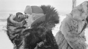 Ilmavalvontalotta Rovaniemellä helmikuussa 1940. Jatkosodan jälkeen useat järjestöt, kuten Suomen Aseveljien Liitto ja Lotta Svärd, lakkautettiin rauhanehtoja tulkiten "fasistisina". Lotat leimattiin myös kevytkenkäisiksi. Lottien virallinen maineenpalautus tapahtui vasta vuonna 1991. Ilmavalvontalotta Rovaniemen Pöyliövaaralla helmikuussa 1940.