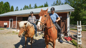 André Norrgård och Kyösti Linna tycker båda att det är konstigt att så få män rider. Andre Norrgård och Kyösti Linna på varsin häst.