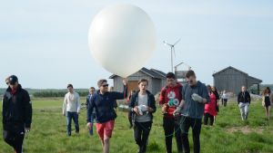 Redo för avfärd. Fyra personer bär på en väderballong, som ska släppas upp vid Meteoria Söderfjärden.