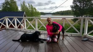 Simona Lilius-Lappalainen med sina hundar. Simona Lilius-Lappalainen med sina hundar på terassen