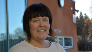 Rektor Annika Snickars Rektor Annika Snickars står framför skolan i Sundom.