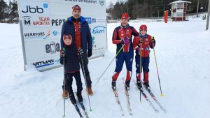 Anders Söderlund med dottern Clara och Veronica Holm med sonen Matheo är alla aktiva inom IF Brahe. Det behövs många hjälpande händer för att både träna unga skidåkare men också för att hålla spåret i skick. Anders Söderlund och Veronica Holm är båda engagerade i IF Brahes verksamhet.