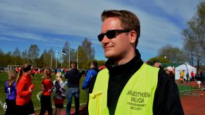 Ordningsvakt Jonny Smeds njuter av Sjundeåsolen. Jonny Smeds, ordningsvakt på Sjundeå Cup.