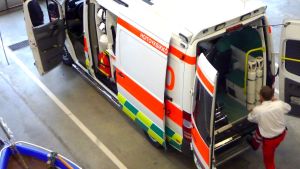 Till förstavårdens yrkeskunskap hör även språkkunskap, anser Österlund. Ambulans