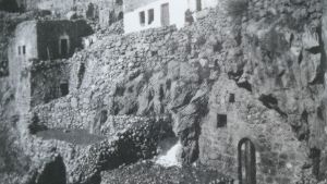 Husen i byn Artas "kryper" upp för den branta sluttningen. Hilma Granqvist bodde här 1925-31 och 1959 Husen i byn Artas "kryper" upp för den branta sluttningen. Hilma Granqvist bodde här 1925-31 och 1959.