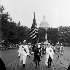 Ku Klux Klan marssii lippukulkueena Washingtonissa. Yhdysvaltain kongressin kupoli kohoaa taustalla.