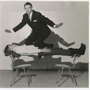Aimo Leikas var en självlärd akrobat, illusionist och utbrytarkung. Aimo Leikas utför hypnos i slutet av 1960-talet.