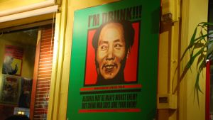Många utbildade kineser ogillar alla utslag av personkulter. Den här planschen finns i en bar i Peking. Många utbildade kineser ogillar alla utslag av personkulter. Den här planschen finns i en bar i Peking.