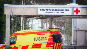 Borgå sjukhus har jourplikt, och läkare måste stå beredda dygnet runt. Jouringången till Borgå sjukhus.