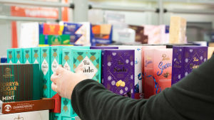 Choklad, pepparkakor och allehanda bakningsdekorationer har varit speciellt populära i år. Godispaket.