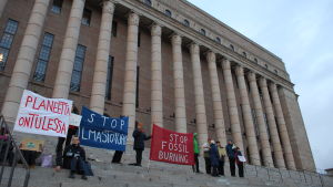 Klimatdemonstranterna samlas varje fredag kl. 9-12 på riksdagens trappa. Oftast är några tiotal demonstranter på plats. Klimatdemonstranter med banderoller på riksdagens trappa.