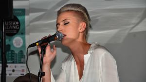 Elin Blom sjöng live i Radio X3M:s Stiftelsen. Felins Elin Blom på Musik & Talang i Vasa.